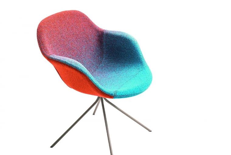 Tia Maria. Wygodne siedzisko w pięknej, cieniowanej tapicerce ma organiczny kształt muszli, idealnie dopasowujący się do sylwetki siedzącego. Wzór, moroso.it