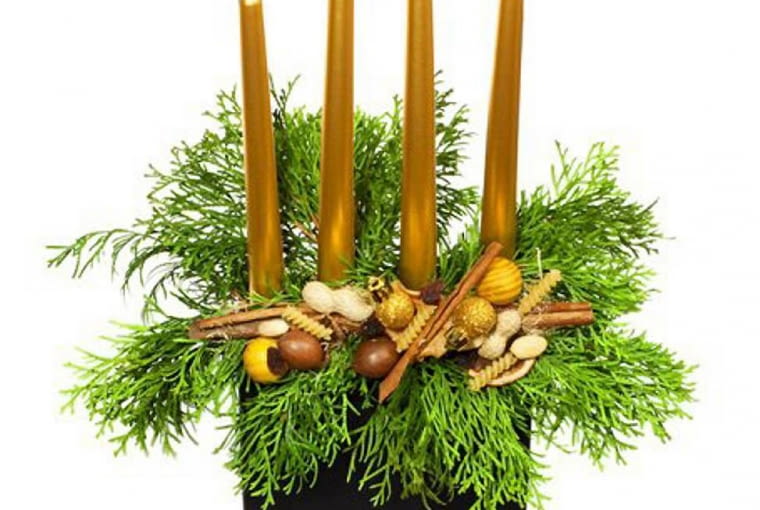 Ozdoby adwentowe.Symboliczny wieniec adwentowy z kilku gałązek w wazonie
