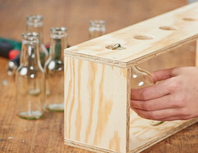 Umieszczanie butelek w stojaku