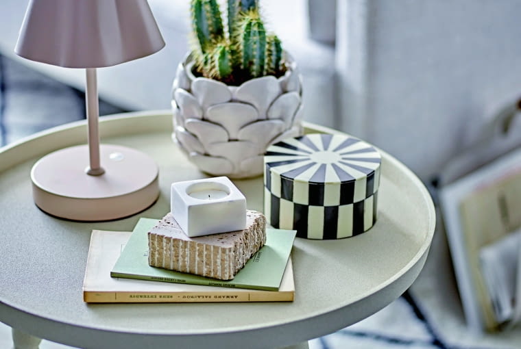 Minimalistyczny design i ciepły odcień tej lampy nadadzą każdemu wnętrzu spokojny i nowoczesny charakter. Przenośna lampa Lianna, akumulatorowa, wys. 28 cm, cena ok. 400 zł.