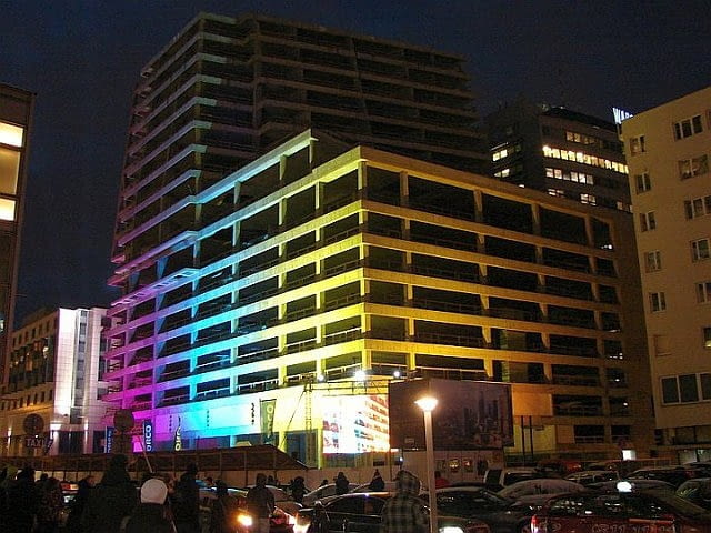 Iluminacja betonowego szkieletu przyszłego wieżowca w dniu wznowienia budowy; 10 grudnia 2010 roku. Iluminacja betonowego szkieletu w dniu wznowienia budowy; 10 grudnia 2010 roku.