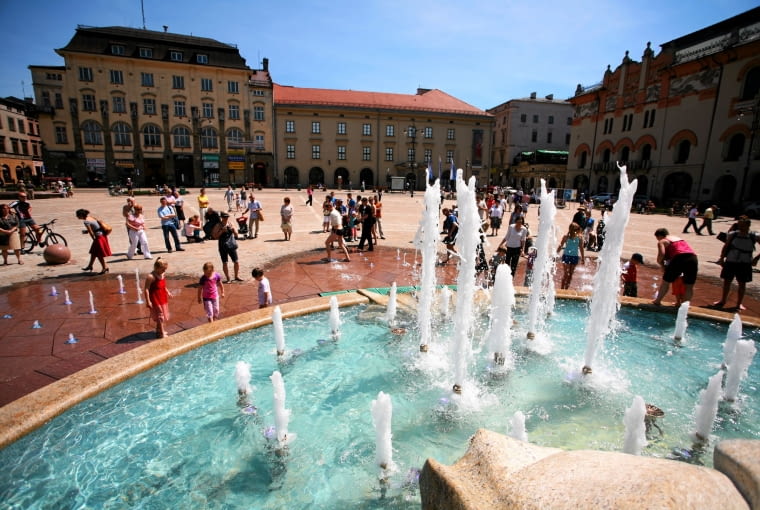 Plac Szczepański Kraków / Fot. Mateusz Skwarczek / Agencja Gazeta 06.06.2010 KRAKOW , DZIECI BAWIA SIE PRZY FONTANNIE NA WYREMONTOWANYM PLACU SZCZEPANSKIM , FOT. MATEUSZ SKWARCZEK / AGENCJA GAZETA PLYTA KRAKOW NR 576