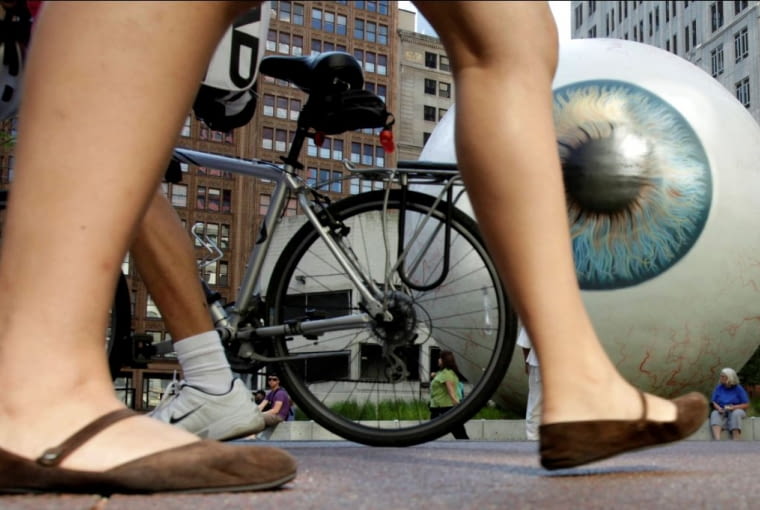 Gigantyczna rzeźba przedstawiająca gałkę oczną stanęła w centrum Chicago Gigantyczna rzeźba przedstawiająca gałkę oczną stanęła w centrum Chicago Tony Tasset