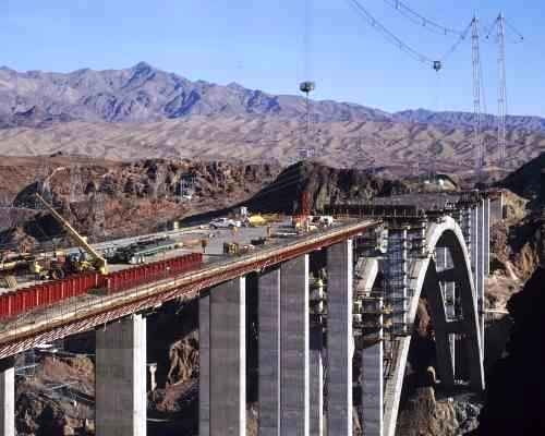 Most Hoover Dam Bypass w USA zostanie ukończony w listopadzie 2010 roku. Odciąży od ruchu samochodowego znajdującą się pół kilometra dalej Zaporę Hoovera konstrukcja, beton, ameryka, usa, most