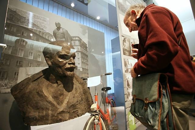 Wystawę 'Nowa Huta 1949+', ukazującą dzieje Nowej Huty w pigułce, otwarto w oddziale Muzeum Historycznego Krakowa na nowohuckim osiedlu Słonecznym 12.01.2010 KRAKOW , OTWARCIE WYSTAWY