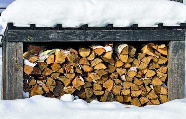 Drewno najlepiej przechowywać w miejscu zadaszonym Drewno najlepiej przechowywać w miejscu zadaszonym
