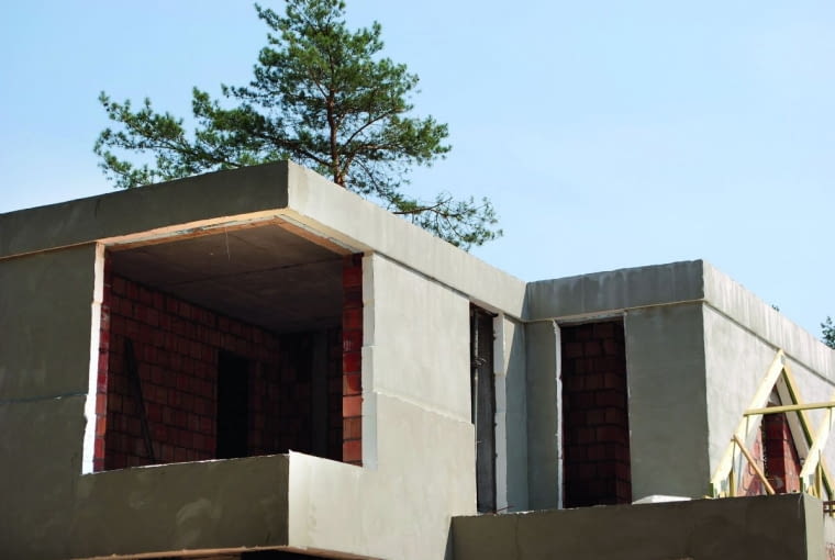 Podczas wizyty na budowie ważne jest wymierzenie otworów okiennych oraz zebranie informacji o konstrukcji ścian i stopniu przygotowania otworów okna