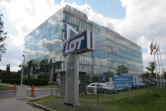 25.08.2010 WARSZAWA , BIUROWIEC FIRMY " LOT " , BIURO ZARZADU ORAZ BAZA TECHNICZNA , PRZY UL. 17 STYCZNIA 43 . FOT. JACEK LAGOWSKI / AGENCJA GAZETA