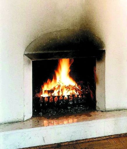 Palenie mokrym drewnem może być przyczyną powstania czarnego nalotu z sadzy 03.06.2000 PUBLIKACJA WYSOKIE OBCASY NR 62 WNETRZE MIESZKANIA ZUZANNY JANIN -ARTYSTKI. KOMINEK DW 2252/10 xfs