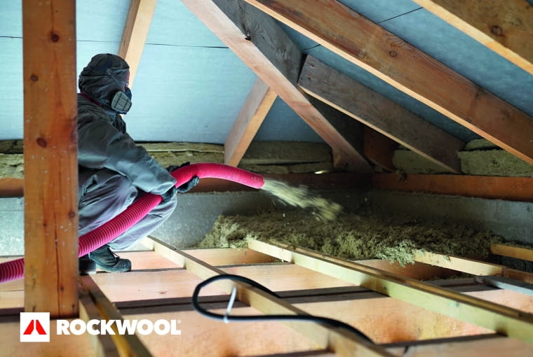 Granulat wełny mineralnej dokładnie wypełnia ocieplaną przestrzeń, dzięki czemu skutecznie minimalizuje powstawanie mostków cieplnych Granulat wełny mineralnej dokładnie wypełnia ocieplaną przestrzeń, dzięki czemu skutecznie minimalizuje powstawanie mostków cieplnych