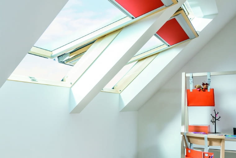 WYCENA FIRMY Fakro Propozycja 2. Okna FTP-V U5 + kołnierze EHV-AT Thermo Okno sosnowe (kolor drewna - naturalny, dwukrotnie malowane), obrotowe, z dwukomorowym superenergooszczędnym pakietem szybowym 4HT-10-4H/10/4HT; Ug = 0,5 W/(m2K); z oblachowaniem w kolorze RAL 7022; nawiewnik V40P; poczwórny system uszczelek; najwyższa - 4 klasa szczelności Izolacyjność akustyczna: 33 dB Uw = 0,97 W/(m2K) Cena: 16 062,57 zł (okna z kołnierzami) + 805,65 zł (systemowy zestaw izolacyjny XDP)