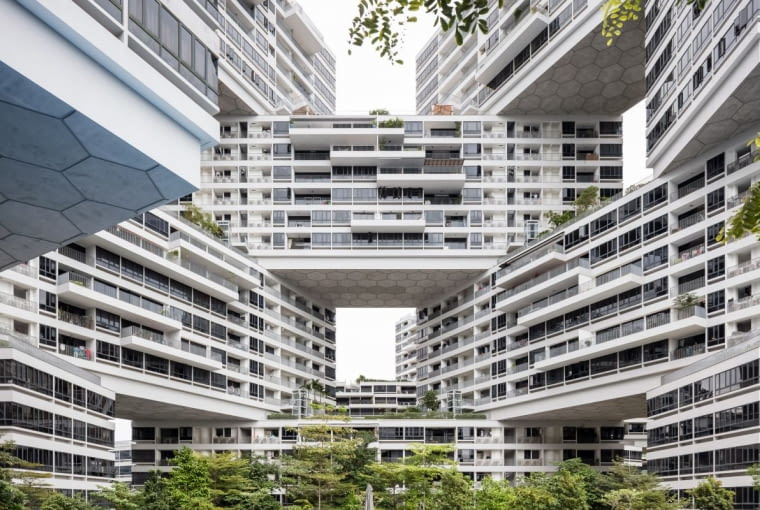 Interlace: apartamentowiec w Singapurze zaprojektowany przez OMA i Ole Sheerena. Wertykalna wioska złożona z 31 bloków poukładanych na sobie niczym klocki wokół zielonych dziedzińców.