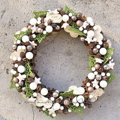 Wianki i stroiki bożonarodzeniowe. Wianek w bieli, z zielonymi przebłyskami nadziei na wiosnę. Przed nami adwent i Boże Narodzenie