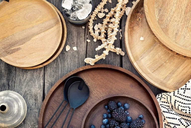 POWIEW JESIENI. Drewniane misy, tace i półmiski w dziale Home szwedzkiej marki H&M to znak, że panuje już jesień. Ale wyglądają pięknie przez cały rok. 2.hm.com