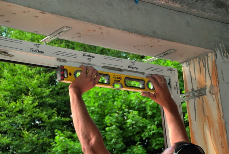 Aby montaż okien, drzwi i bramy garażowej przebiegł bez problemu, warto zamówić pomiar otworów tuż po ich wykonaniu Stan surowy zamknięty