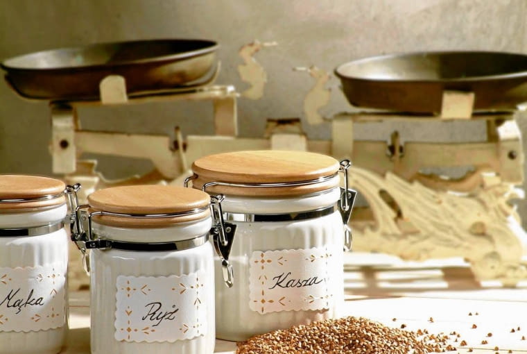 <B>Tradycyjne naklejki.</B> Pzrygotowujemy papier w dwóch kolorach, klej do papieru i klej uniwersalny, wodoodporny cienkopis, ostre nożyczki. NACZYNIA , POJEMNIKI NA MAKE , RYZ I KASZE ARANZACJA KINGA KLOSINSKA , ANETA KOSIBA DO JEDNORAZOWEJ PUBLIKACJI FOT. MARIUSZ PIETRON PUBLIKACJA CZTERY KATY NR SPECJALNY - KUCHNIE WIOSNA 2003 PUBLIKACJA KUCHNIA NR 2 (109) - 2.2004 PUBLIKACJA CZTERY KATY NR 8 (154) - 8.2004 SLOWA KLUCZOWE: NACZYNIA ZYWNOSC STOCKOWE ZDJĘCIE DO WKŁADKI: PUBLIKACJA CZTERY KATY NR SPECJALNY - KUCHNIE WIOSNA 2003 , KUCHNIA NR 2 (109) - CZASOPISMA PUBLIKACJA CZTERY KATY NR 8 (154) - CZASOPISMA