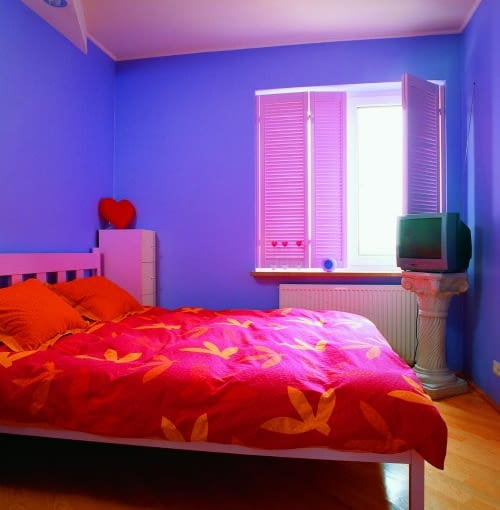 Okiennice. Zabezpieczają wnętrze przed upałem, a w chłodne dni także przed ucieczką ciepła i silnymi podmuchami wiatru. Najlepiej, gdy są zamontowane na zewnątrz.