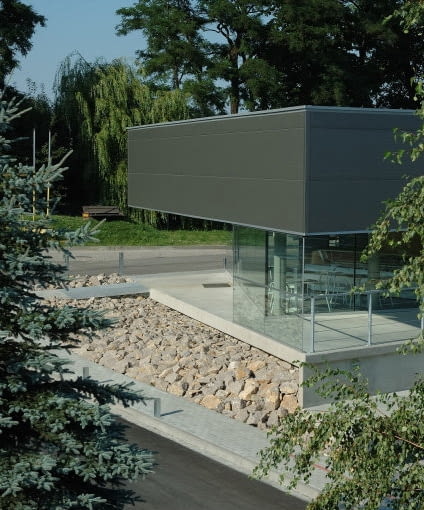 BRYŁA: Pawilon stacji paliw w Sierczy koło Wieliczki, proj. Group_A Architects. Projekt pawilonu stacji paliw w Sierczy koło Wieliczki był tylko pretekstem. Realizacja młodej pracowni Group_A Architects to protest przeciwko komercyjnej sztampie i brzydocie sieciowych obiektów obsługi komunikacji powstających w Polsce. BRYŁA: Pawilon stacji paliw w Sierczy koło Wieliczki, proj. Group_A Architects