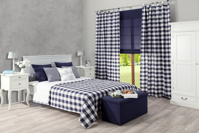 Roleta i zasłony na oknie w sypialni