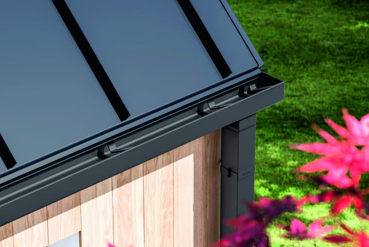 Wodę opadową z połaci dachowych zbierają zawieszone pod okapami lub na ich krawędzi rynny; są też systemy z rynnami wyprofilowanymi na połaciach przy krawędziach