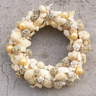 Wianki i stroiki bożonarodzeniowe. Wianki w tonacji delikatnej, lekkiej, wypranej, pastelowej, wybielonej. Przypomina mi białą czekoladę z orzechami, którą nota bene uwielbiam... Będzie pięknie wyglądał na ciemnych drzwiach lub na ciemnej ścianie. Przed nami adwent i Boże Narodzenie