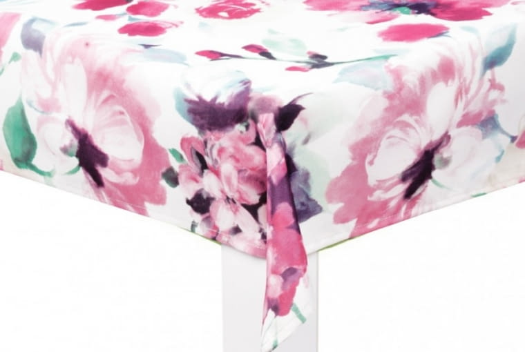 Home&you: obrus w peonie.160 x 220 cm przeceniony z 99 zł na 69,30 zł; 160 x 300 przeceniony ze 119 zł na 59,50 zł; serweta 80 x 80 cm przeceniona z 29 zł na 20,30 zł. wyprzedaż, home&you, hity, tanio, gadżety, wnętrza, akcesoria, dodatki
