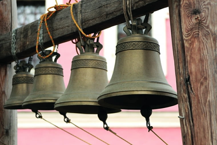 Wyraźny dźwięk dzwonów zwiastuje opady. Wyraźny dźwięk dzwonów zwiastuje opady.