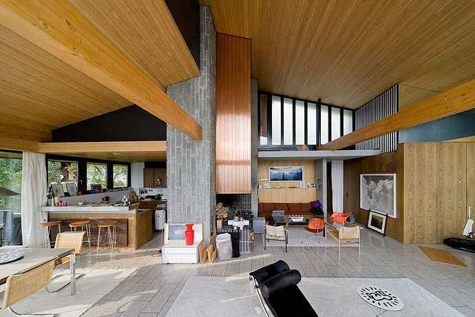 Rentsch House, 1964 To szczególny dom w dorobku Neutry, bo jedyny, który nie ma płaskiego dachu. Bynajmniej zatwardziały modernista nie dokonał tutaj wolty, po prostu miejscowi planiści nie zgodzili się na budowę domu bez wysokich szczytów. Jednak absolutnie nie zaszkodziło to budynkowi, który powstał na obrzeżach Wengen. Urzekające jest położenie willi, z jej okien i tarasów można podziwiać imponujący widok na górskie pasmo Eiger-Mönch-Jungfrau. Budynek powstał dla zamożnego biznesmena Fritza Rentscha. richard neutra, niemcy, modernizm, szwajcaria, wystawa, dom jednorodzinny