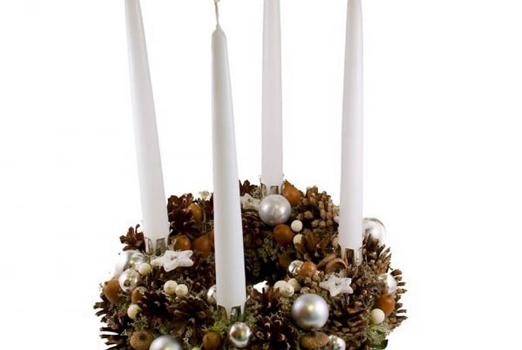 Ozdoby adwentowe z szyszek, białych bombek i ceramicznych gwiazdek