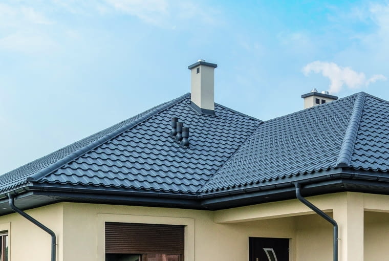 Akcesoria dachowe to grupa różnorodnych produktów niezbędnych do poprawnego montażu pokrycia dachowego. Są to elementy montażowe (wkręty, gwoździe), łączeniowe, uszczelniające czy wzmacniające