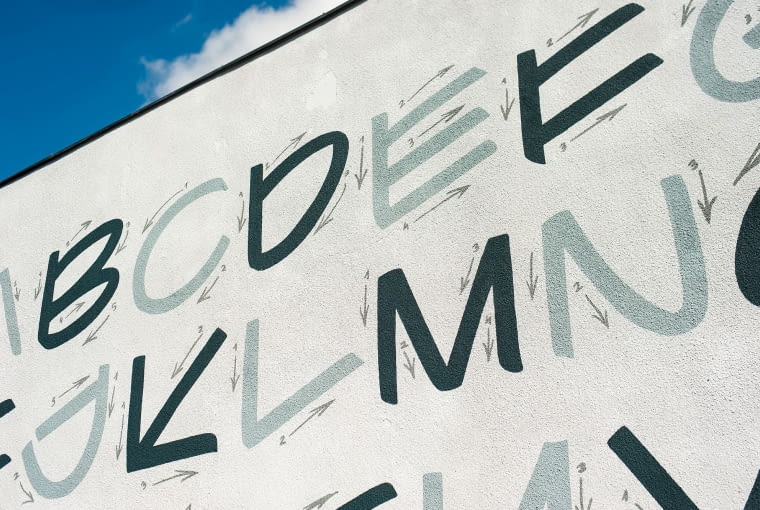 Nowy typograficzny mural na Saskiej Kępie od Good Lokking Studio Nowy typograficzny mural na Saskiej Kępie od Good Lokking Studio