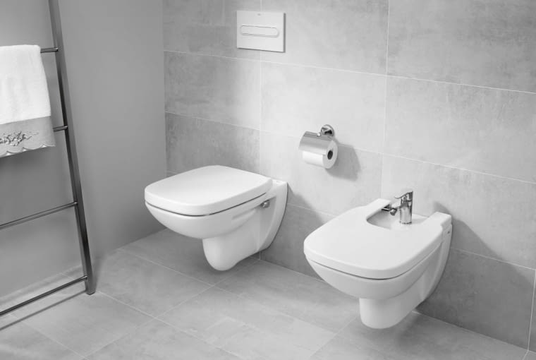 Propozycja firmy ROCA. Zestaw 1. Miska WC Debba Rimless - model w wersji bezkołnierzowej. Dzięki temu wewnątrz muszli nie będą gromadzić się bakterie, kamień i zanieczyszczenia. Spłukiwanie: 2 lub 4 l wody. Wymiary: szer. 35,5/dł. 54 cm. Cena: 420 zł