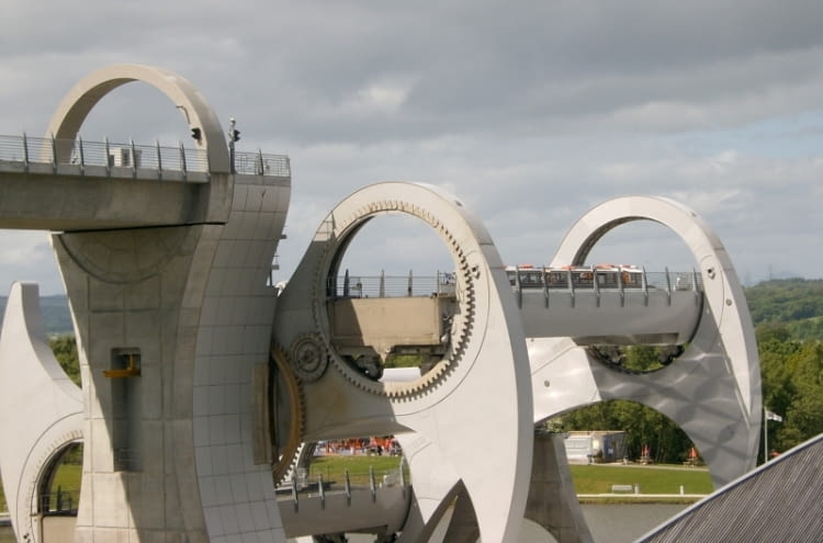 Falkirk Wheel - czyli jedyna taka na świecie winda dla barek rzecznych w Szkocji. Łączy kanały Union z Forth and Clyde, pomiędzy którymi jest 24 metry różnicy wysokości konstrukcja, szkocja, wielka brytania, beton