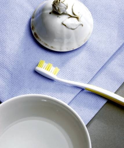 PORCELANA BEZ SKAZY - ZRÓB TO SAM. 3. Reliefy czyścimy szczoteczką zwilżoną płynem do zmywania lub rozwodnionym CZYSZCZENIE PORCELANY PRZYKRYWKA OD DZBANKA