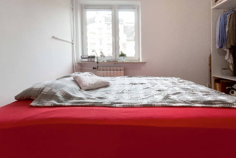 PRZED ZMIANĄ: Duża szafa, zajmująca ścianę naprzeciwko wejścia do sypialni, nie miała drzwi. Cała jej zawartość była więc widoczna jak na dłoni. PRZED ZMIANĄ: Duża szafa, zajmująca ścianę naprzeciwko wejścia do sypialni, nie miała drzwi. Cała jej zawartość była więc widoczna jak na dłoni.