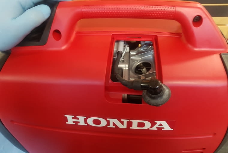 Kontrola i wymiana świecy zapłonowej na przykładzie agregatu prądotwórczego Honda EU 22i