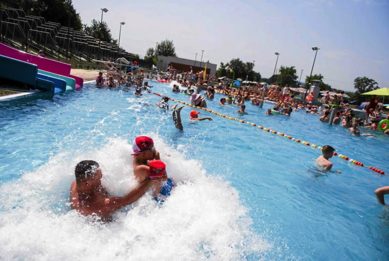 Baseny w Boguchwale 06.07.2015 Boguchwala . Kompleks basenow rekreacyjnych . Fot. Patryk Ogorzalek / Agencja Gazeta SLOWA KLUCZOWE: aquapark basen basen otwarty basen rekreacyjny czas wolny kompleks basenow wakacje woda zabawa zjezdzalnia WYSLANE SLOWA KLUCZOWE: aquapark basen basen otwarty basen rekreacyjny czas wolny kompleks basenow wakacje woda zabawa zjezdzalnia ZDJĘCIE DO WKŁADKI: WYSLANE