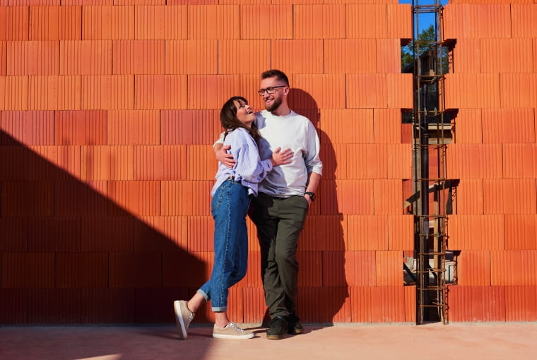 Ceramika poryzowana z wełną pozwala na budowę ścian jednowarstwowych, które po otynkowaniu mają współczynnik przenikania ciepła 0,16 lub 0,17 W/(m2K). Jest to więc bardzo zbliżona wartość dla ścian domów pasywnych, dla których współczynnik U powinien wynosić nie więcej niż 0,15