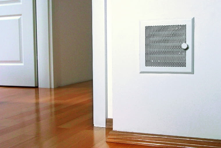 17.06.2003. WARSZAWA KRATKA DYSTRYBUCJI CIEPLEGO POWIETRZA OGRZEWANIE KOMINEKFOT. PIOTR MOLECKI / AGENCJA GAZETAPUBLIKACJA LADNY DOM NR 8 (58) - 8.2003