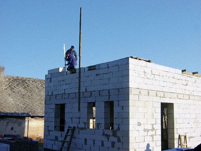 Listopad - wzniesione ściany