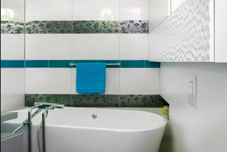 ŁAZIENKA. Wannę wolno stojącą umieszczono lekko pod skosem. Dzięki temu w łazience zmieścił się nieco większy model (o długości 160 cm).