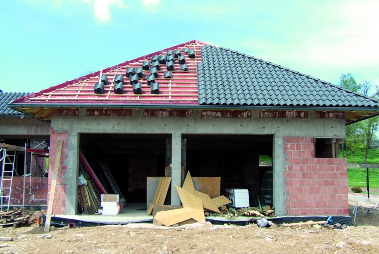 Kwadratowe rynny pasują do profilowanych dachówek