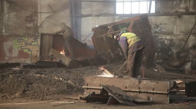 Kadr z filmu `Shipyard 2010 - 2012` Michała Szlagi Kadr z filmu `Shipyard 2010 - 2012` Michała Szlagi