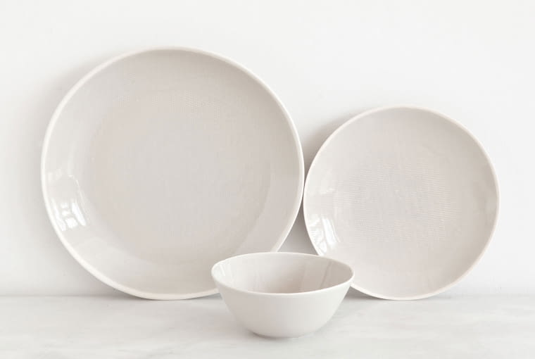 Zara Home - Milano Collection: płaski talerz z fajansu (28 cm średnicy) - 39,90 zł; talerzyk deserowy (21 cm średnicy) - 29,90 zł. Zara Home, len, pościel z lnu, lniana pościel, lniany obrus, nowości