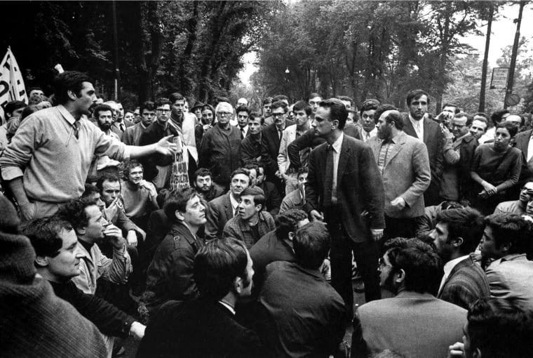 Giancarlo de Carlo dyskutuje z Gianemilio Simonettim w czasie protestu studentów na Triennale w Mediolanie w maju 1968 roku. Giancarlo de Carlo dyskutuje z Gianemilio Simonettim w czasie protestu studentów na Triennale w Mediolanie w maju 1968 roku.