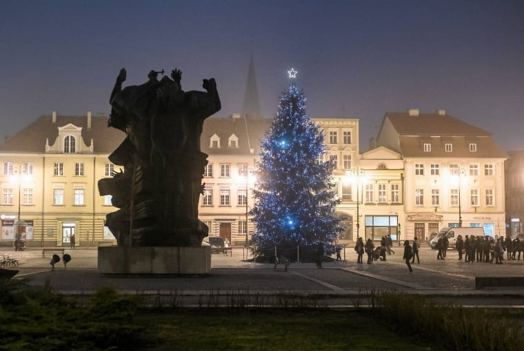 Iluminacja choinki na Starym Rynku 05.12.2014 Bydgoszcz . Zapalenie swiatelek na choince stojacej na Starym Rynku w Bydgoszczy . Fot. Tymon Markowski / Agencja Gazeta