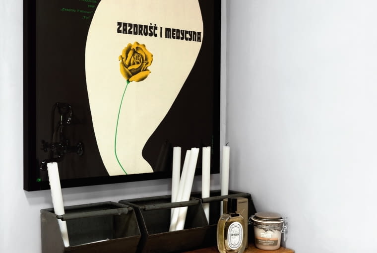 Nad wanną plakat filmowy autorstwa Eryka Lipińskiego. Niewielka konsola w roli półki na kosmetyki. Nad wanną plakat filmowy autorstwa Eryka Lipińskiego. Niewielka konsola w roli półki na kosmetyki.