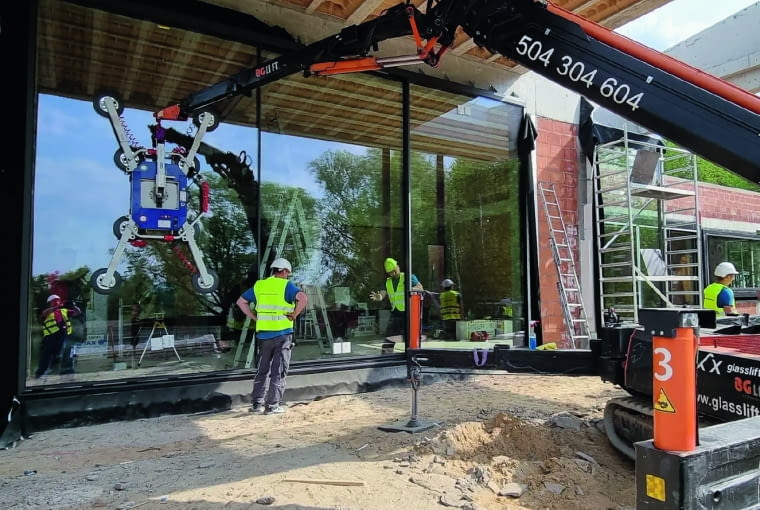 Montaż dużych przeszkleń to złożony proces wymagający zatrudnienia odpowiedniej ekipy, ponieważ są one bardzo ciężkie, co wymaga użycia specjalistycznego sprzętu Montaż dużych przeszkleń to złożony proces wymagający zatrudnienia odpowiedniej ekipy, ponieważ są one bardzo ciężkie, co wymaga użycia specjalistycznego sprzętu