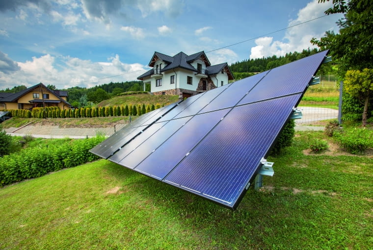 Instalacje gruntowe dają większą swobodę w ustawieniu paneli i optymalizacji kąta nachylenia, a dzięki łatwiejszemu dostępowi – także prostszą konserwację Instalacje gruntowe dają większą swobodę w ustawieniu paneli i optymalizacji kąta nachylenia, a dzięki łatwiejszemu dostępowi – także prostszą konserwację