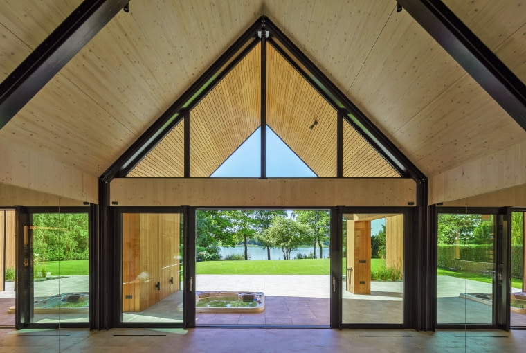 Wyjście z siłowni. W obu bryłach (tutaj ta dłuższa) naprawdę nie brakuje przestrzeni. Tarasowe jacuzzi umożliwia błyskawiczną odnowę biologiczną po treningu Wyjście z siłowni. W obu bryłach (tutaj ta dłuższa) naprawdę nie brakuje przestrzeni. Tarasowe jacuzzi umożliwia błyskawiczną odnowę biologiczną po treningu